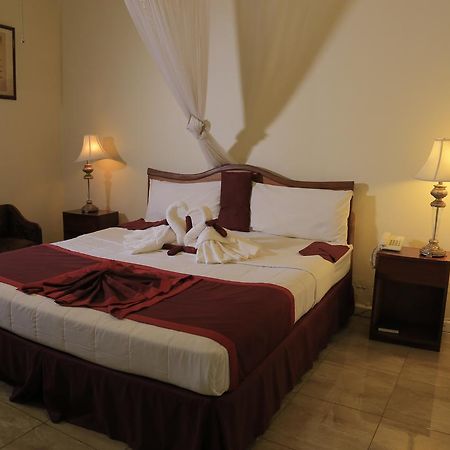 Executive Airport Hotel Ентебе Екстериор снимка