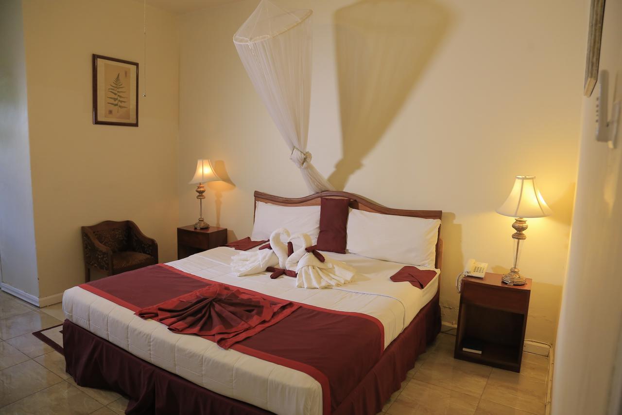 Executive Airport Hotel Ентебе Екстериор снимка